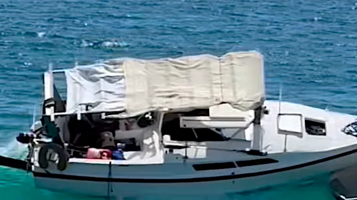 Incidente em Newport Beach: barco encalha após ser arrastado por onda